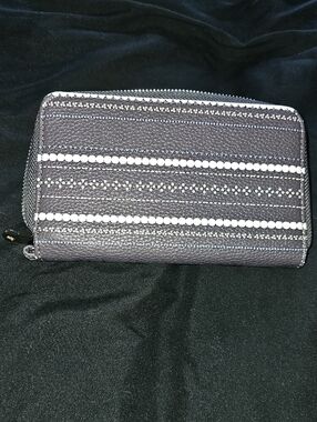 thirty-one Gray Wallet with White Stripe Detail